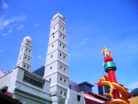 dragon and mosque in singapore chinatown