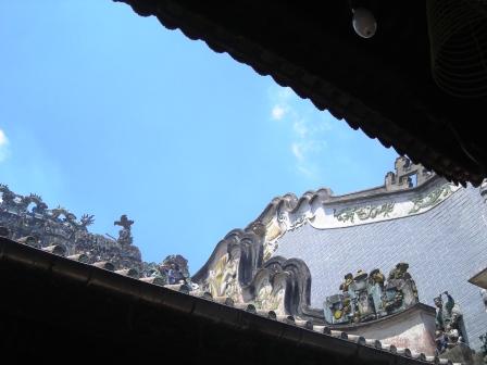 roof sclupture of matse tue thanh guild hall cholon vietna chinatown