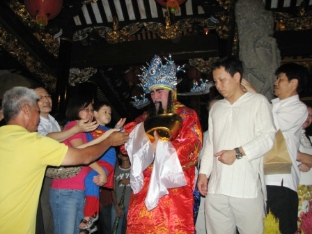 god of wealth in thian hock keng 